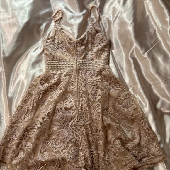 Elegant Lace Dress in Cream - Picture 2 of 3